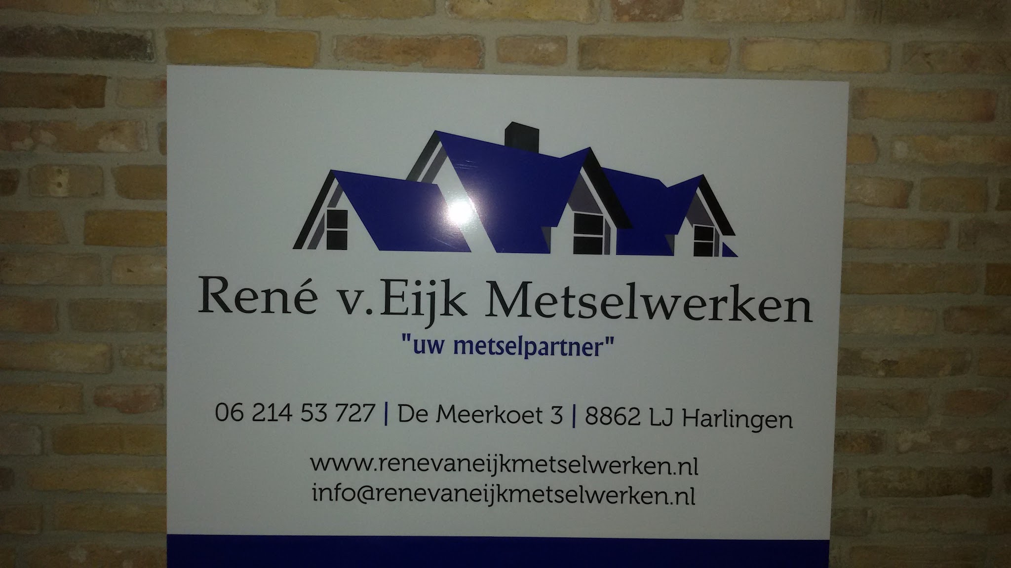 Naambord van René v.Eijk Metselwerken aan de gevel in Harlingen