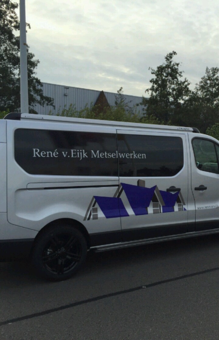 Bedrijfsbus met het logo van René v.Eijk Metselwerken