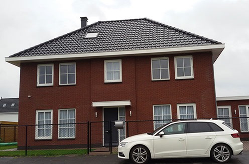 Rode bakstenen woning van twee verdiepingen