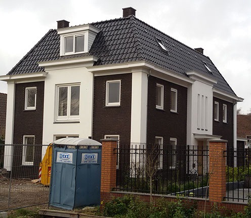 Villa in donkere baksteen met witte erker