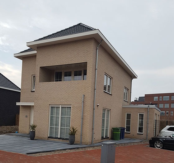 Woning in gele steen met balkon
