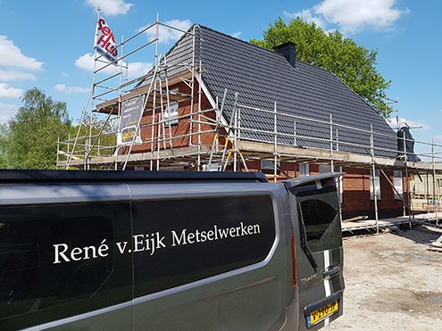 Steiger rond een nieuwbouwwoning met de bus van René v.Eijk Metselwerken ervoor