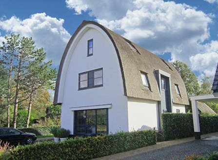 Wit gepleisterde woning met ronde kap