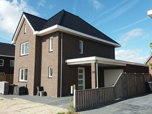 Twee-onder-een-kap woning in donkere steen