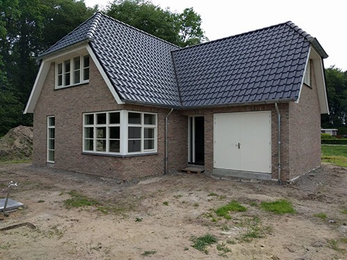 Woning in lichte steen met dubbele kap