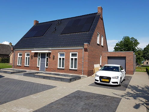 Rode bakstenen woning met zonnepanelen en oprit