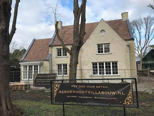 Villa in lichte steen met bouwbord van Aerdenhout Villabouw