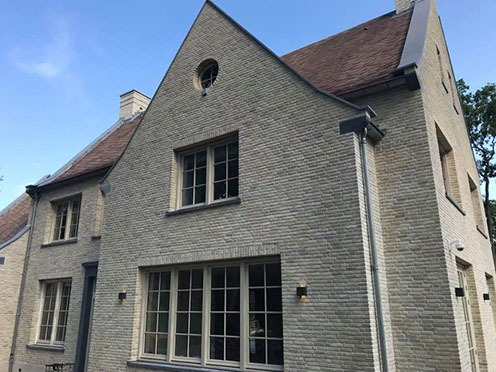 Gevel van een villa in lichte steen met strakke voegen