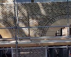 Gemetselde bogen achter de steiger