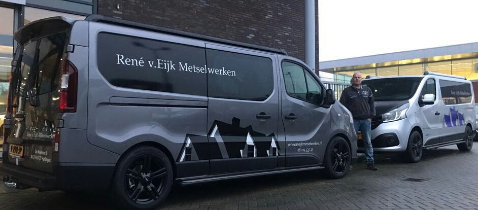 René van Eijk bij de bedrijfsbussen van René v.Eijk Metselwerken