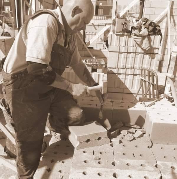 René van Eijk aan het werk met kalkzandsteen blokken